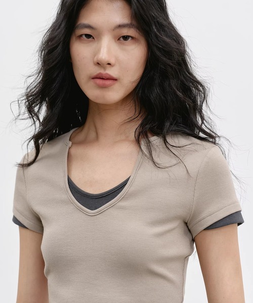 EIGHTHMONTH(エイスマンス)の「レイヤードネック コンパクトトップス EM26s056【EIGHTHMONTH】(Tシャツ/カットソー・レディース・グレー/ベージュ・M/S)」の9枚目の写真