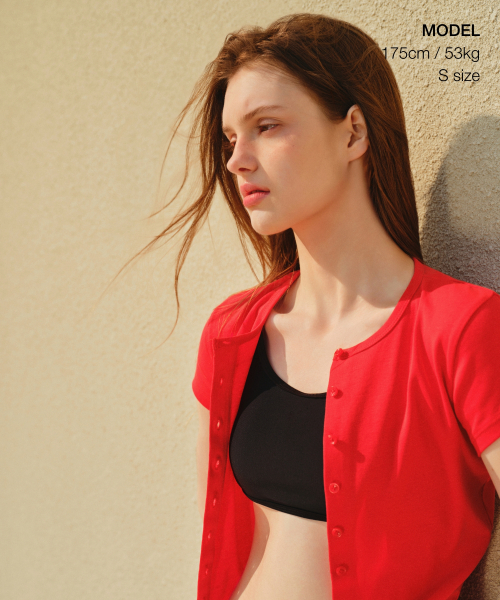 MUSINSA STANDARD WOMAN（ムシンサスタンダードウーマン）の「ウィメンズスリムクルーネックボタンTシャツ[レッド]（Tシャツ/カットソー・レディース・その他・X-SMALL）」の2枚目の写真