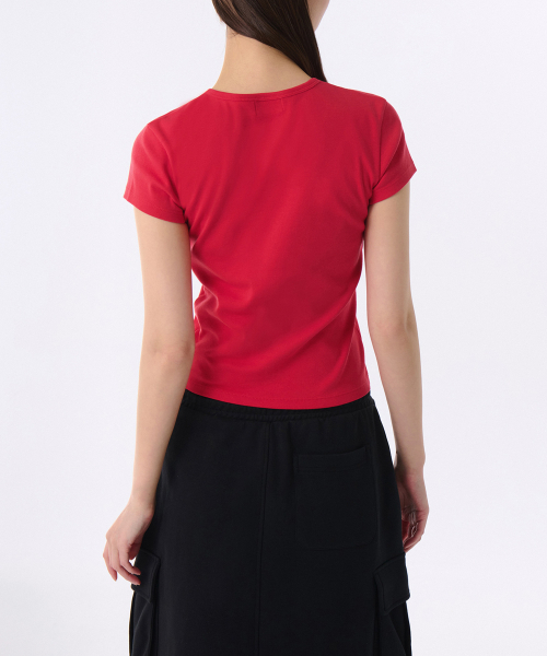 MUSINSA STANDARD WOMAN（ムシンサスタンダードウーマン）の「ウィメンズスリムクルーネックボタンTシャツ[レッド]（Tシャツ/カットソー・レディース・その他・X-SMALL）」の3枚目の写真
