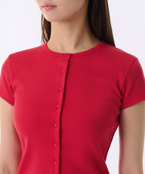 MUSINSA STANDARD WOMAN（ムシンサスタンダードウーマン）の「ウィメンズスリムクルーネックボタンTシャツ[レッド]（Tシャツ/カットソー・レディース・その他・X-SMALL）」の4枚目の写真
