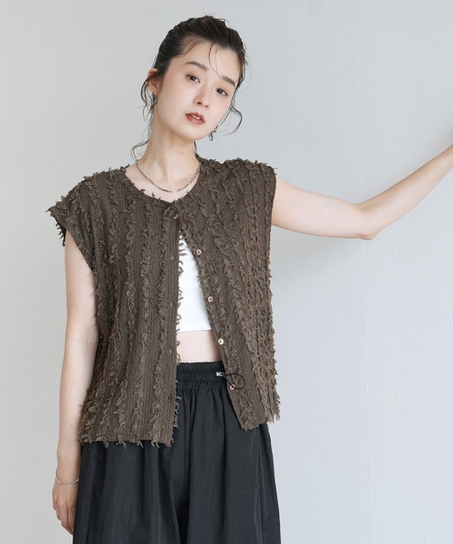Yeoun(ヨウン)の「フリンジ前ボタントップス(ベスト・レディース・ブラック/キナリ/モカ・M)」の1枚目の写真