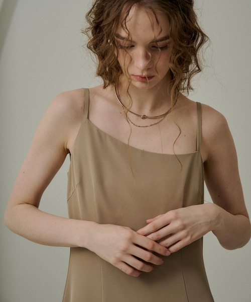 LE'RURE(リルアー)の「Curve design cami dress(ドレス・レディース・チャコール/ベージュ/アイボリー/ブラック・SMALL/MEDIUM/TALL)」の9枚目の写真