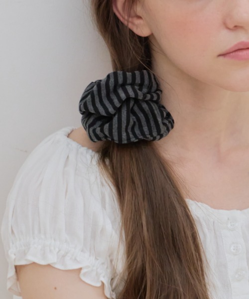 GIUNON(ジウノン)の「stretch border scrunchie / ストレッチボーダーシュシュ(シュシュ・レディース・ピンク/ブルー/ブラック・FREE)」の2枚目の写真