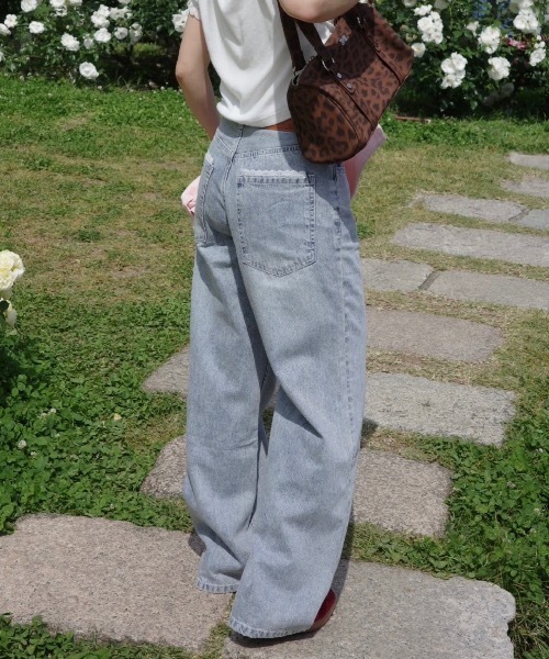 JUMELLE(ジュメロ)の「レースデザインワイドデニム(デニムパンツ・レディース・ライトブルー/ブラック・SMALL/MEDIUM)」の2枚目の写真