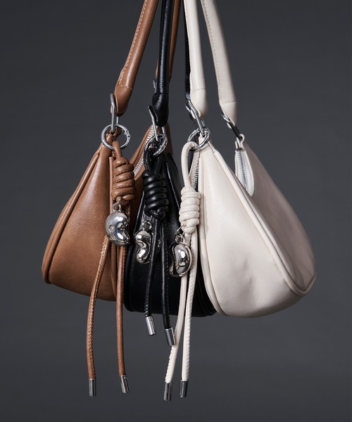 Ellno Loset(エルノロゼット)の「heart charm set / ハートチャームセットハーフムーンバッグ(ショルダーバッグ・メンズ・ブラック/アイボリー/キャメル・FREE)」の4枚目の写真