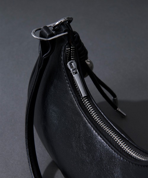 Ellno Loset(エルノロゼット)の「heart charm set / ハートチャームセットハーフムーンバッグ(ショルダーバッグ・メンズ・ブラック/アイボリー/キャメル・FREE)」の6枚目の写真