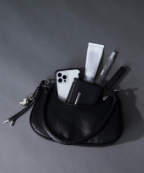 Ellno Loset(エルノロゼット)の「heart charm set / ハートチャームセットハーフムーンバッグ(ショルダーバッグ・メンズ・ブラック/アイボリー/キャメル・FREE)」の5枚目の写真