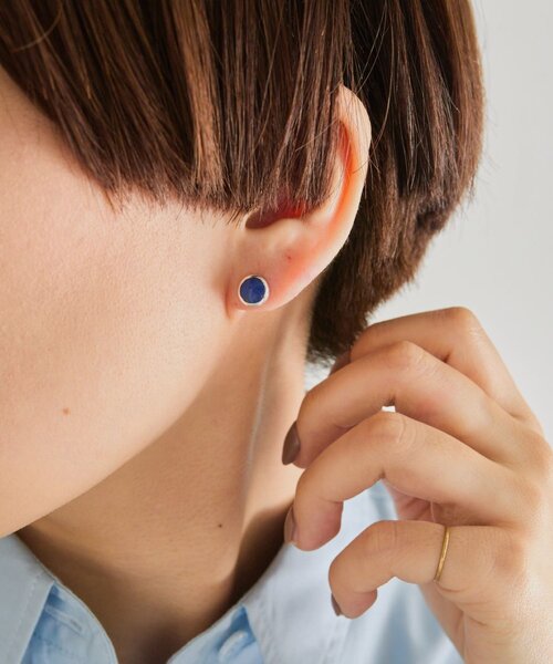 ear PAPILLONNER(イアパピヨネ)の「《スターリングシルバー使用》シェルプレートラウンドピアス(ピアス(両耳用)・レディース・ホワイト/ネイビー・FREE)」の2枚目の写真