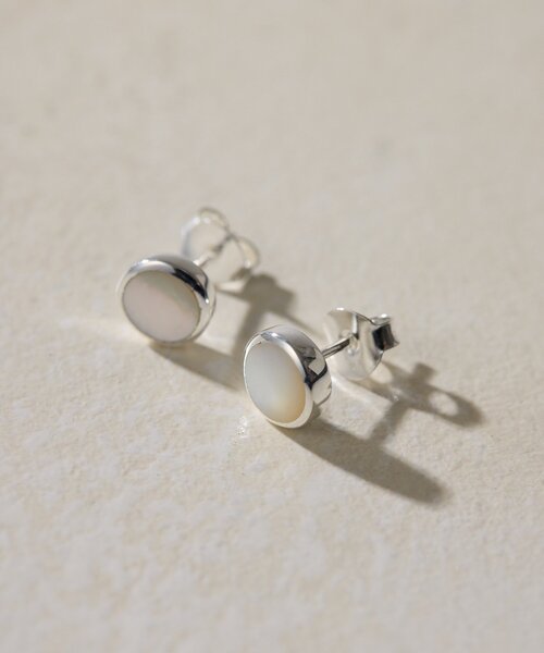 ear PAPILLONNER(イアパピヨネ)の「《スターリングシルバー使用》シェルプレートラウンドピアス(ピアス(両耳用)・レディース・ホワイト/ネイビー・FREE)」の3枚目の写真