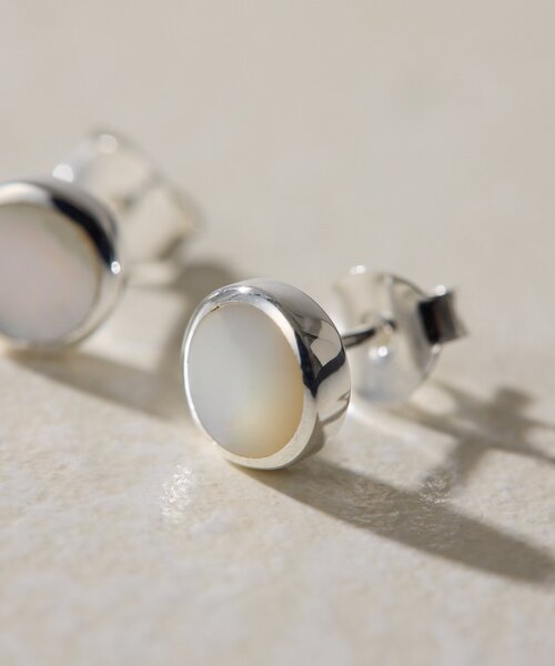 ear PAPILLONNER(イアパピヨネ)の「《スターリングシルバー使用》シェルプレートラウンドピアス(ピアス(両耳用)・レディース・ホワイト/ネイビー・FREE)」の4枚目の写真