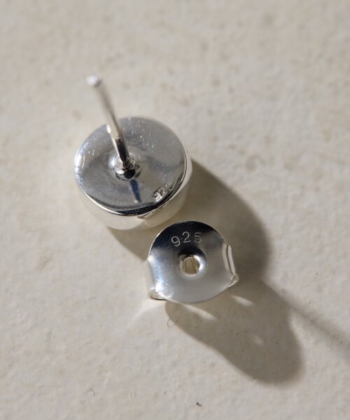 ear PAPILLONNER(イアパピヨネ)の「《スターリングシルバー使用》シェルプレートラウンドピアス(ピアス(両耳用)・レディース・ホワイト/ネイビー・FREE)」の5枚目の写真