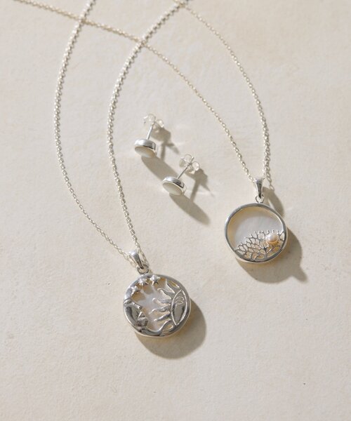 ear PAPILLONNER(イアパピヨネ)の「《スターリングシルバー使用》シェルプレートラウンドピアス(ピアス(両耳用)・レディース・ホワイト/ネイビー・FREE)」の6枚目の写真