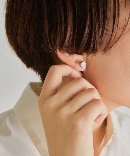 ear PAPILLONNER(イアパピヨネ)の「《スターリングシルバー使用》シェルプレートラウンドピアス(ピアス(両耳用)・レディース・ホワイト/ネイビー・FREE)」の7枚目の写真