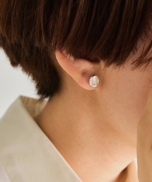 ear PAPILLONNER(イアパピヨネ)の「《スターリングシルバー使用》シェルプレートラウンドピアス(ピアス(両耳用)・レディース・ホワイト/ネイビー・FREE)」の8枚目の写真