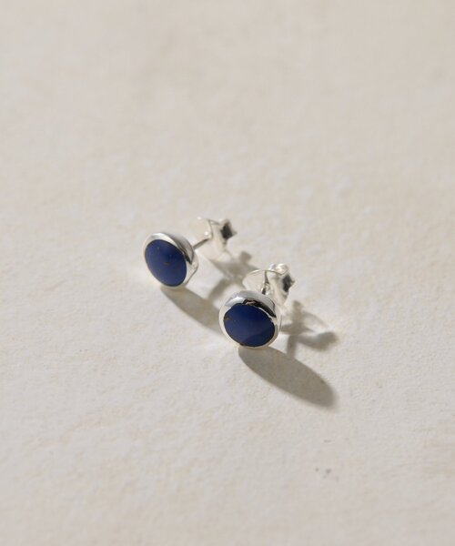 ear PAPILLONNER(イアパピヨネ)の「《スターリングシルバー使用》シェルプレートラウンドピアス(ピアス(両耳用)・レディース・ホワイト/ネイビー・FREE)」の9枚目の写真