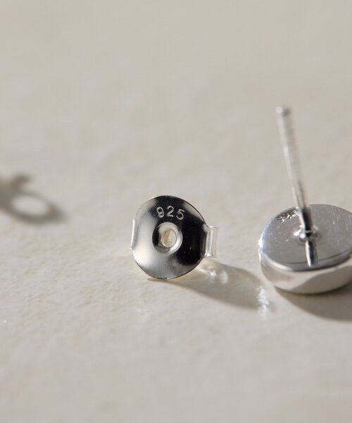 ear PAPILLONNER(イアパピヨネ)の「《スターリングシルバー使用》シェルプレートラウンドピアス(ピアス(両耳用)・レディース・ホワイト/ネイビー・FREE)」の12枚目の写真