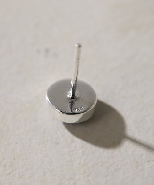 ear PAPILLONNER(イアパピヨネ)の「《スターリングシルバー使用》シェルプレートラウンドピアス(ピアス(両耳用)・レディース・ホワイト/ネイビー・FREE)」の14枚目の写真