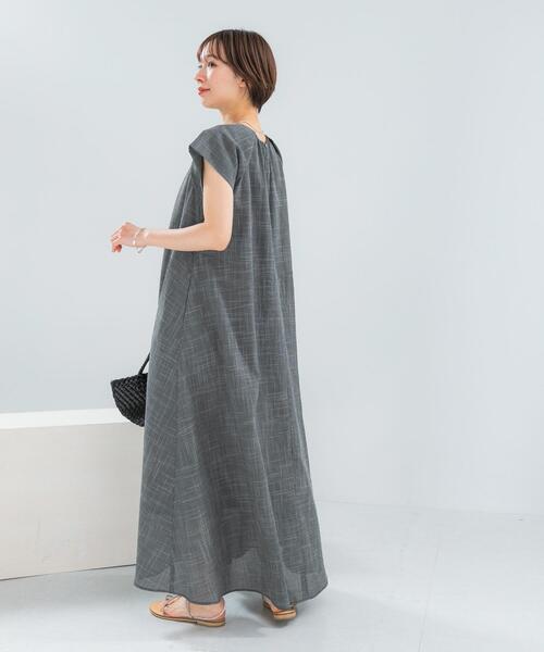 URBAN RESEARCH ROSSO WOMEN(アーバンリサーチ ロッソ)の「デザインスリーブマキシワンピース(ワンピース・レディース・ブラック/モカ・FREE)」の1枚目の写真