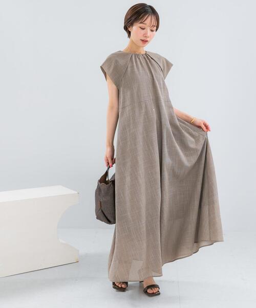 URBAN RESEARCH ROSSO WOMEN(アーバンリサーチ ロッソ)の「デザインスリーブマキシワンピース(ワンピース・レディース・ブラック/モカ・FREE)」の2枚目の写真