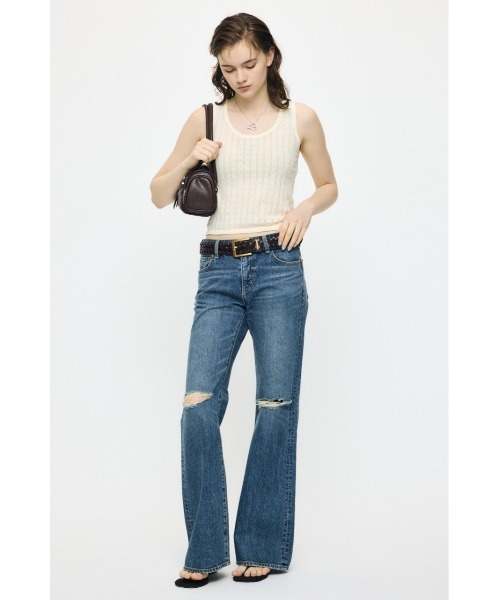 MOUSSY(マウジー)の「LOW SLUNG RIPPED FLARE(デニムパンツ・レディース・ブルー・0/1/2)」の4枚目の写真
