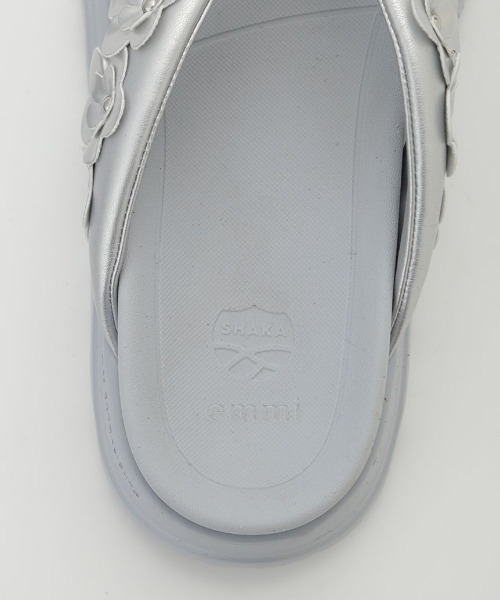 emmi(エミ)の「【emmi×SHAKA】KHAZANA THONG EX for emmi(スニーカー・レディース・シルバー・25/22/24/23)」の4枚目の写真
