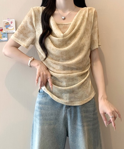 2ly2(トゥーリートゥー)の「ドレープネック シアートップス 半袖 メッシュトップス レイヤード風 総柄 プリントカットソー(Tシャツ/カットソー・レディース・ベージュ/ブルー・FREE)」の8枚目の写真