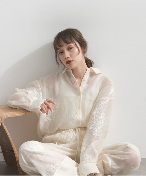 OandI(オーアンドアイ)の「フラワー刺繍シアーシャツ(シャツ/ブラウス・レディース・ブラック/アイボリー・FREE)」の2枚目の写真