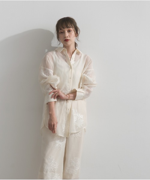 OandI(オーアンドアイ)の「フラワー刺繍シアーシャツ(シャツ/ブラウス・レディース・ブラック/アイボリー・FREE)」の19枚目の写真