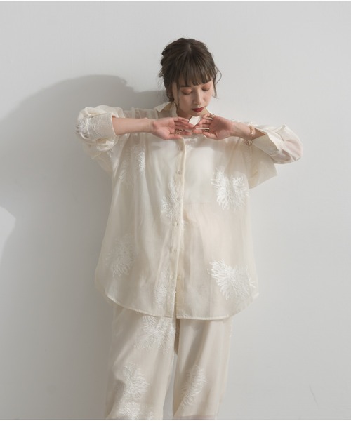 OandI(オーアンドアイ)の「フラワー刺繍シアーシャツ(シャツ/ブラウス・レディース・ブラック/アイボリー・FREE)」の21枚目の写真