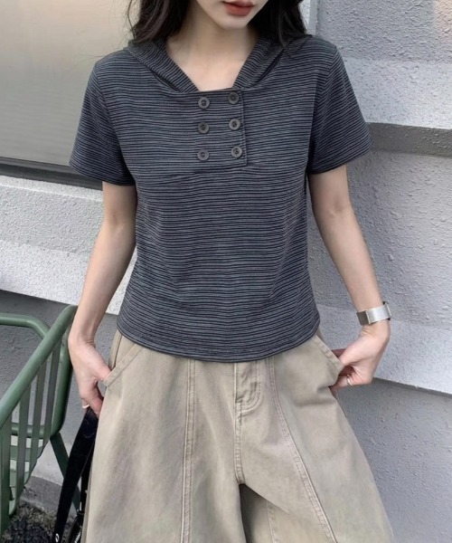 LADY LIKE(レディライク)の「【春夏新作】ダブルボタンフード付きボーダー半袖トップス(Tシャツ/カットソー・レディース・ダークグレー/ピンク・M)」の1枚目の写真