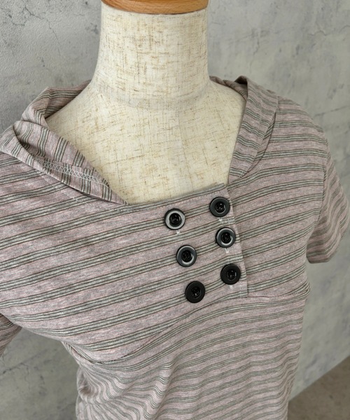 LADY LIKE(レディライク)の「【春夏新作】ダブルボタンフード付きボーダー半袖トップス(Tシャツ/カットソー・レディース・ダークグレー/ピンク・M)」の9枚目の写真