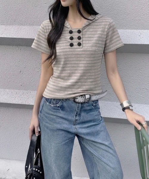 LADY LIKE(レディライク)の「【春夏新作】ダブルボタンフード付きボーダー半袖トップス(Tシャツ/カットソー・レディース・ダークグレー/ピンク・M)」の3枚目の写真