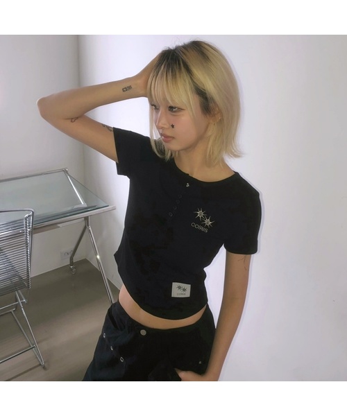 COIRIS(コイリス)の「アリナボタン クロップクルミ 半袖Tシャツ (4カラー)(Tシャツ/カットソー・レディース・ホワイト/チャコールグレー/ブラック/ベージュ・FREE)」の1枚目の写真