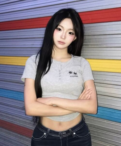 COIRIS(コイリス)の「アリナボタン クロップクルミ 半袖Tシャツ (4カラー)(Tシャツ/カットソー・レディース・ホワイト/チャコールグレー/ブラック/ベージュ・FREE)」の9枚目の写真