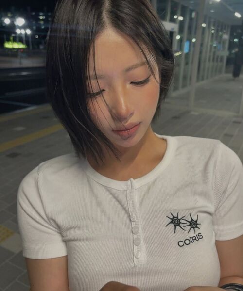 COIRIS(コイリス)の「アリナボタン クロップクルミ 半袖Tシャツ (4カラー)(Tシャツ/カットソー・レディース・ホワイト/チャコールグレー/ブラック/ベージュ・FREE)」の11枚目の写真
