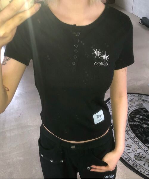 COIRIS(コイリス)の「アリナボタン クロップクルミ 半袖Tシャツ (4カラー)(Tシャツ/カットソー・レディース・ホワイト/チャコールグレー/ブラック/ベージュ・FREE)」の7枚目の写真