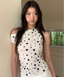 ドット柄のフィットトップス