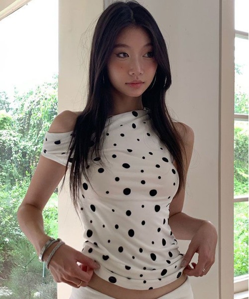 AsheKsha(アシクシャ)の「ドット柄のフィットトップス(Tシャツ/カットソー・レディース・ホワイト・M)」の2枚目の写真