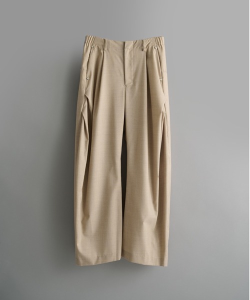 CONZ(コンズ)の「curve leg trousers summer fades(スラックス・メンズ・ベージュ/ホワイト/チャコールグレー/ブラック・1/2/3/4)」の4枚目の写真