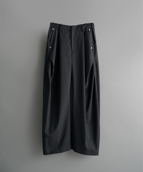 CONZ(コンズ)の「curve leg trousers summer fades(スラックス・メンズ・ベージュ/ホワイト/チャコールグレー/ブラック・1/2/3/4)」の1枚目の写真