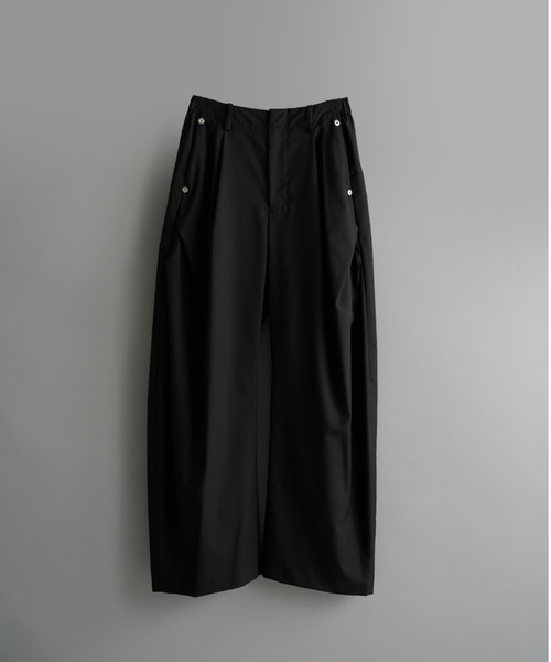 CONZ(コンズ)の「curve leg trousers summer fades(スラックス・メンズ・ベージュ/ホワイト/チャコールグレー/ブラック・1/2/3/4)」の3枚目の写真