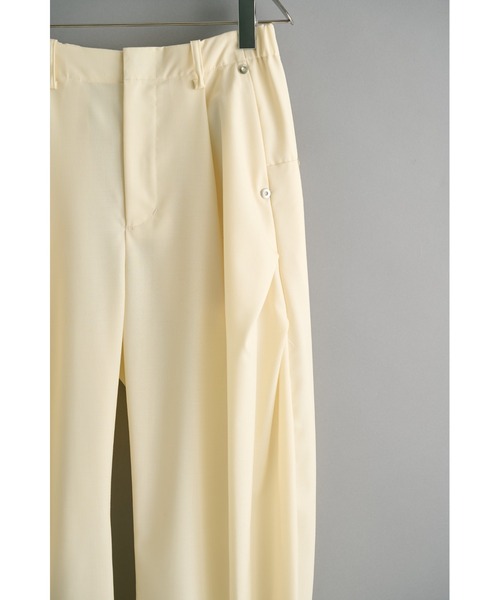 CONZ(コンズ)の「curve leg trousers summer fades(スラックス・メンズ・ベージュ/ホワイト/チャコールグレー/ブラック・1/2/3/4)」の7枚目の写真
