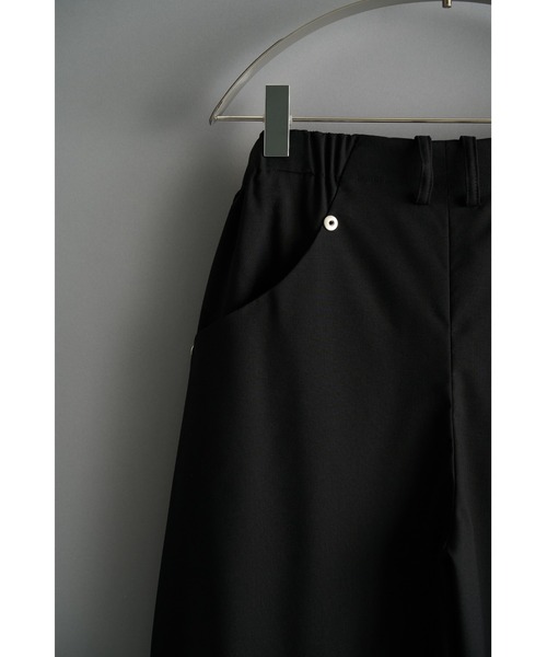 CONZ(コンズ)の「curve leg trousers summer fades(スラックス・メンズ・ベージュ/ホワイト/チャコールグレー/ブラック・1/2/3/4)」の13枚目の写真