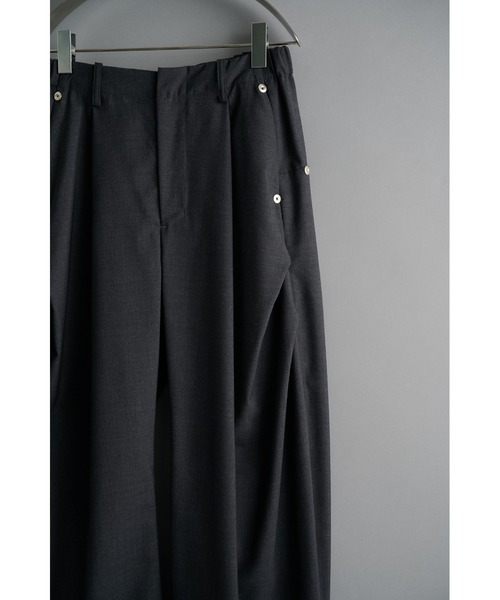 CONZ(コンズ)の「curve leg trousers summer fades(スラックス・メンズ・ベージュ/ホワイト/チャコールグレー/ブラック・1/2/3/4)」の15枚目の写真