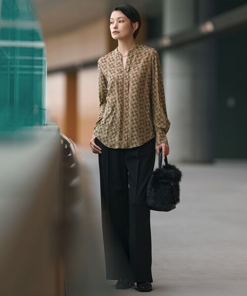 ICB(アイシービー)の「ピーチデシン キーネックブラウス(シャツ/ブラウス・レディース・ブラック系7/ベージュ系7/ダークブラウン系7・2/4/6)」の4枚目の写真