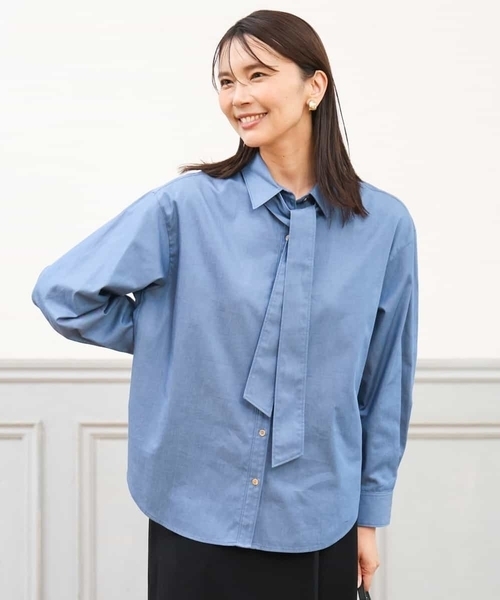 MK MICHEL KLEIN（エムケーミッシェルクラン）の「[洗える]ボウタイ付きデニムライクシャツブラウス（シャツ/ブラウス・レディース・ライトブルー/ブラック・38）」の2枚目の写真