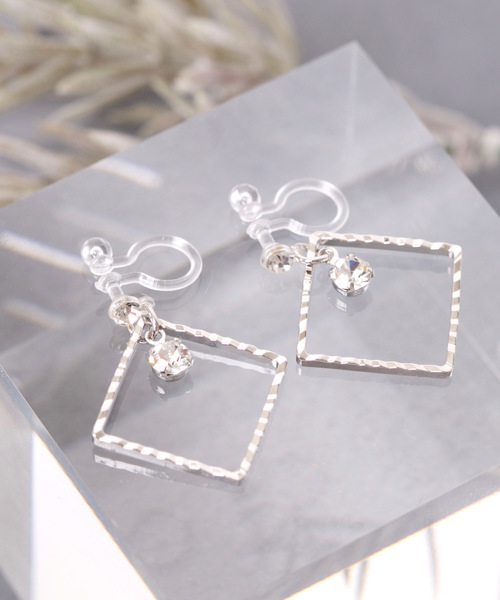 LUON（ルオン）の「LUON/きらきらミニイヤリング（イヤリング・レディース・シルバー系その他/シルバー系その他2/シルバー系その他3/シルバー系その他4/ゴールド系その他/ゴールド系その他2/ゴールド系その他3/ゴールド系その他4/シルバー系その他5/ゴールド系その他5/ゴールド系その他6・FREE）」の3枚目の写真