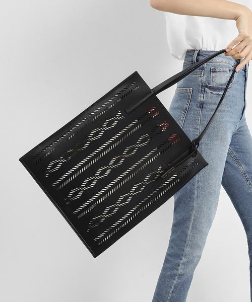CHARLES & KEITH（チャールズ & キース）の「セミシースルー トートバッグ / Semi See-through Tote Bag（トートバッグ・レディース・ライトブルー/ブラック/ベージュ/イエロー・XL）」の6枚目の写真
