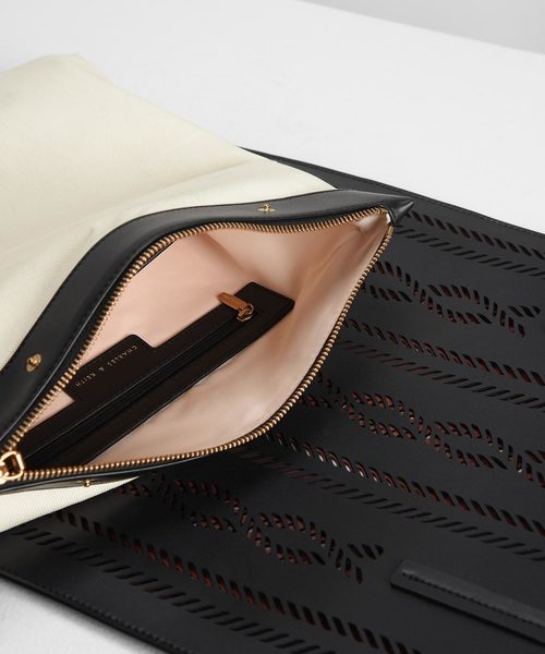 CHARLES & KEITH（チャールズ & キース）の「セミシースルー トートバッグ / Semi See-through Tote Bag（トートバッグ・レディース・ライトブルー/ブラック/ベージュ/イエロー・XL）」の9枚目の写真