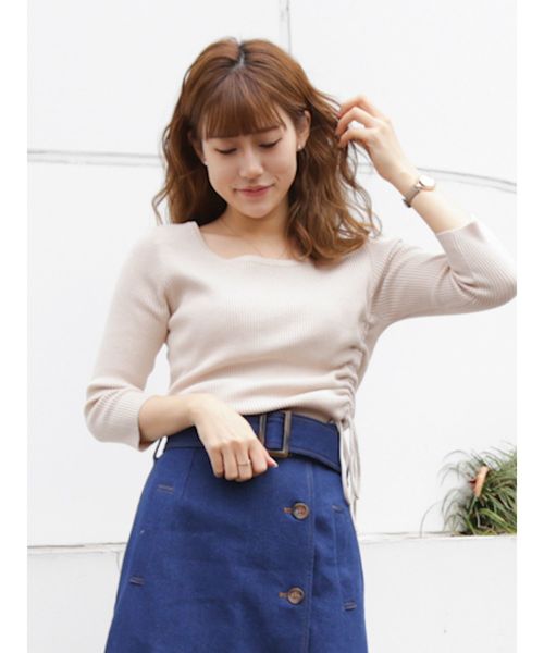 dazzlin（ダズリン）の「サイドドロストクルートップス（ニット/セーター・レディース・ベージュ/オフホワイト/オレンジ/グリーン・FREE）」の3枚目の写真